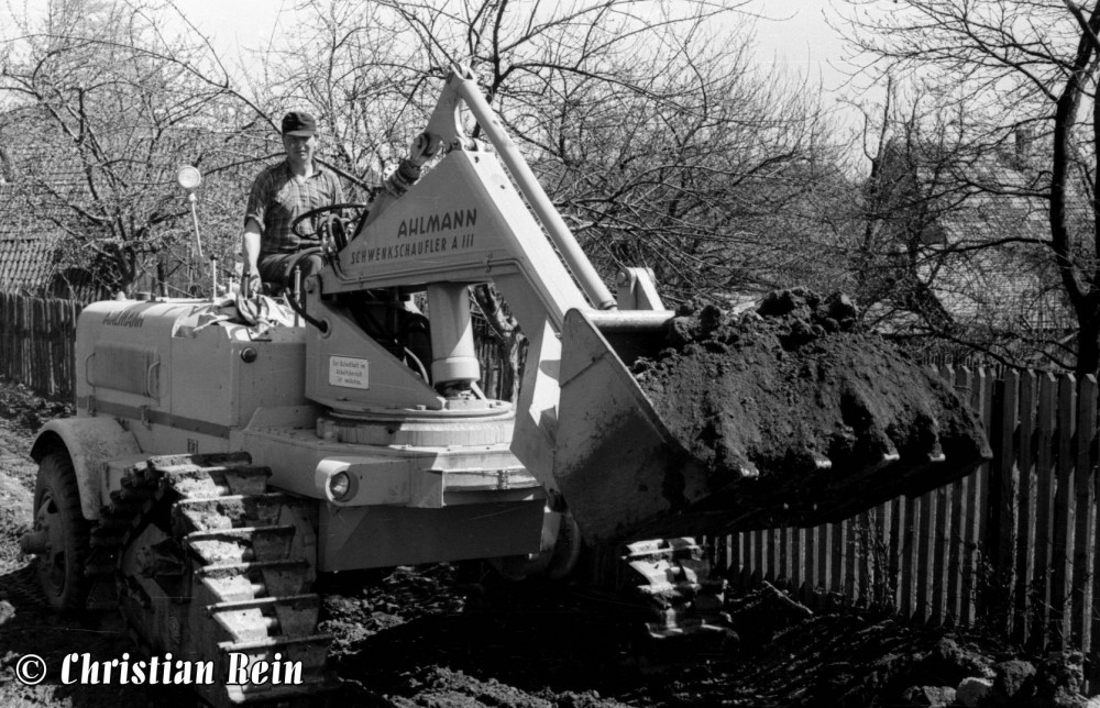 h-sw-003-06-Film1-Lader Ahlmann beim Bau des Schweinehauses in Laudenbach 1956-13a.jpg