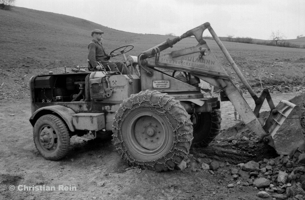 h-sw-023-03-Film2-Arbeitseinsatz vom Trusetalwerk beim Offenstall Elmenthal mit Lader Ahlmann Frühjahr 1959-16.jpg