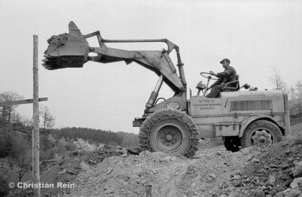 h-sw-023-03-Film2-Arbeitseinsatz vom Trusetalwerk beim Offenstall Elmenthal mit Lader Ahlmann Frühjahr 1959-18.jpg