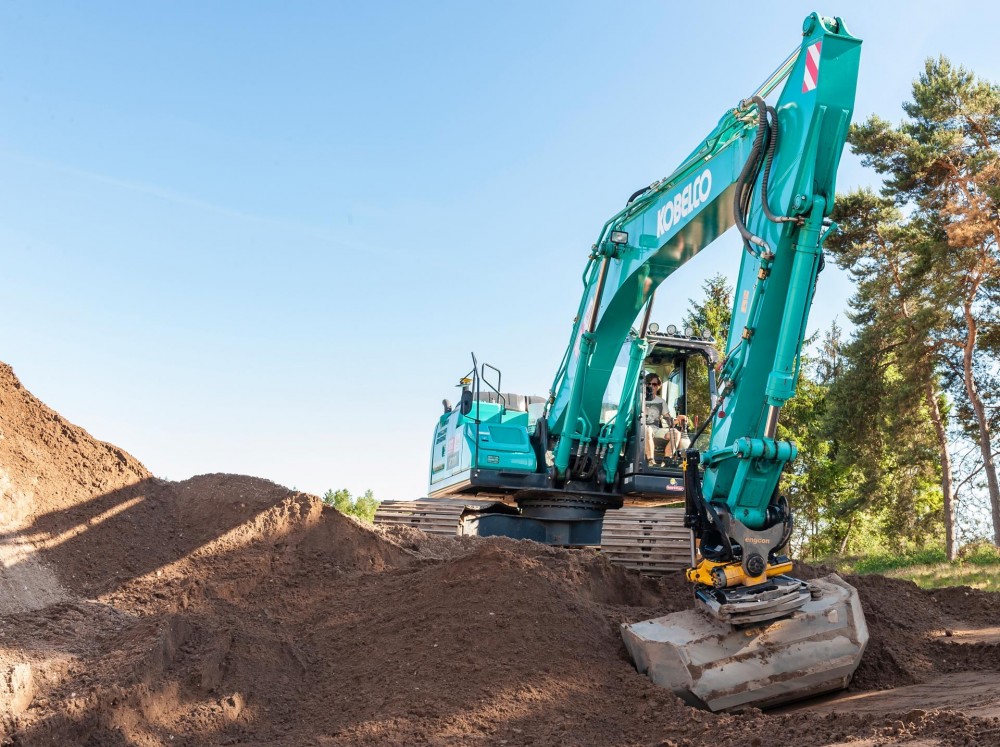 Kobelco SK210-10 mit Engcon Tiltrotator