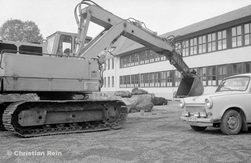 H-sw-10272-2-Erdarbeiten auf Schulhof Samstag 15.10.88-30.jpg