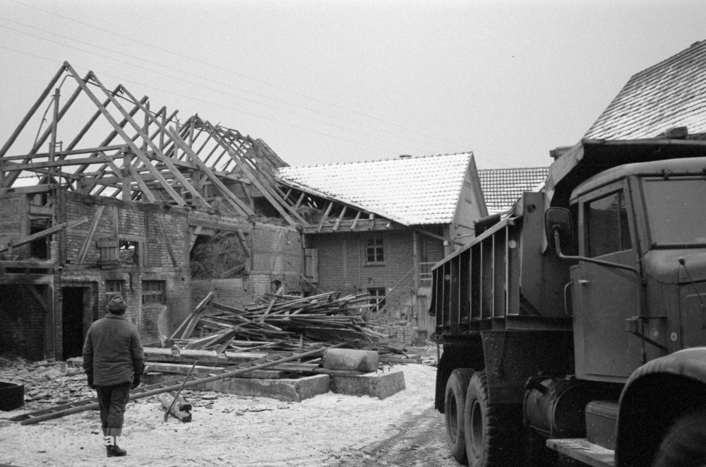 h-sw-10106-1-Abbruch Scheune Lindenstraße bei Brenn Samstag 25.02.84-46.jpg