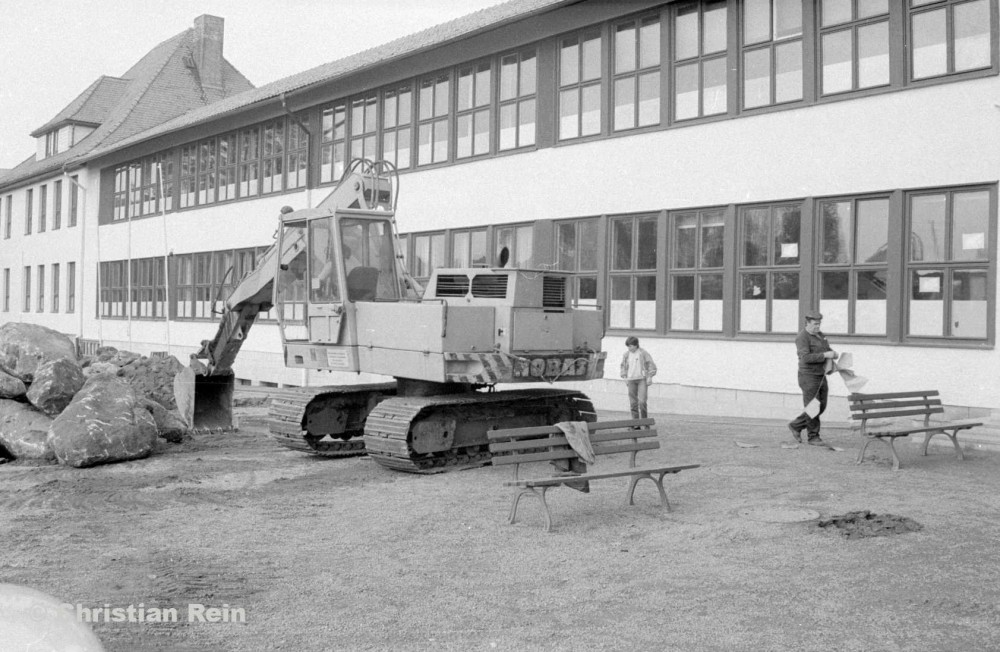 H-sw-10272-2-Erdarbeiten auf Schulhof Samstag 15.10.88-52.jpg