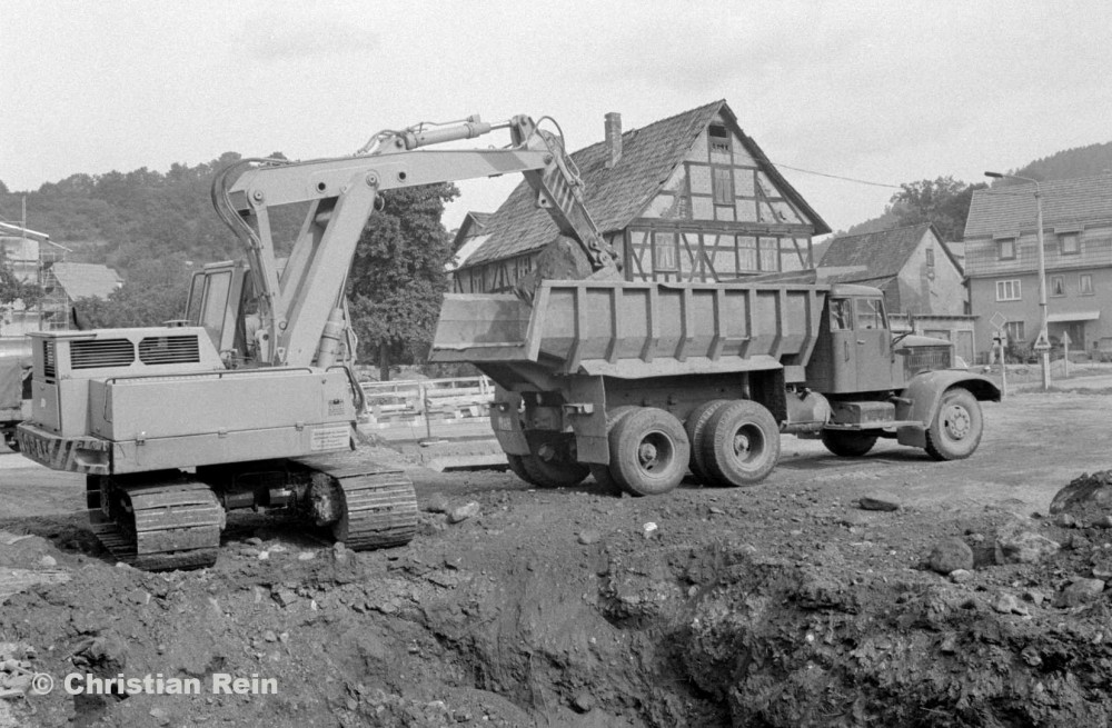 h-sw-10241-2-Erdaushub Trasse Schule-Kaufhalle UB631+Kraz256B Samstag 26.09.87-09.jpg