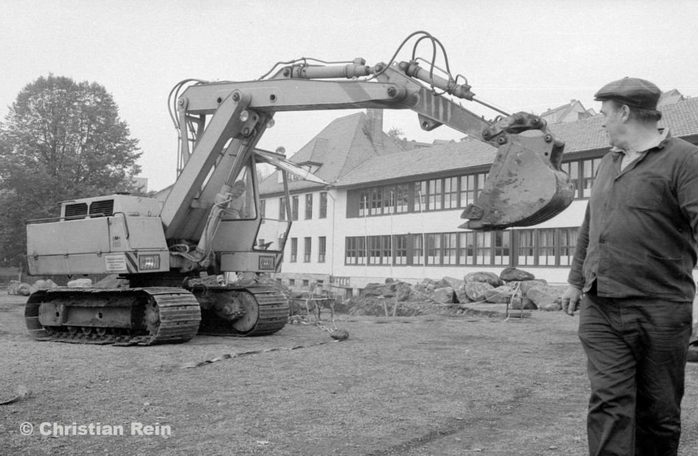 H-sw-10272-2-Erdarbeiten auf Schulhof Samstag 15.10.88-28.jpg