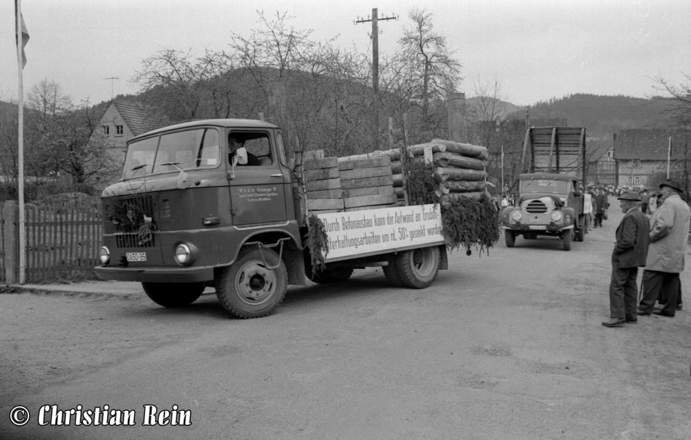 h-sw-040-23-Film1-Umzug(IFA W50L und Garant) 1.Mai 1967-05.jpg