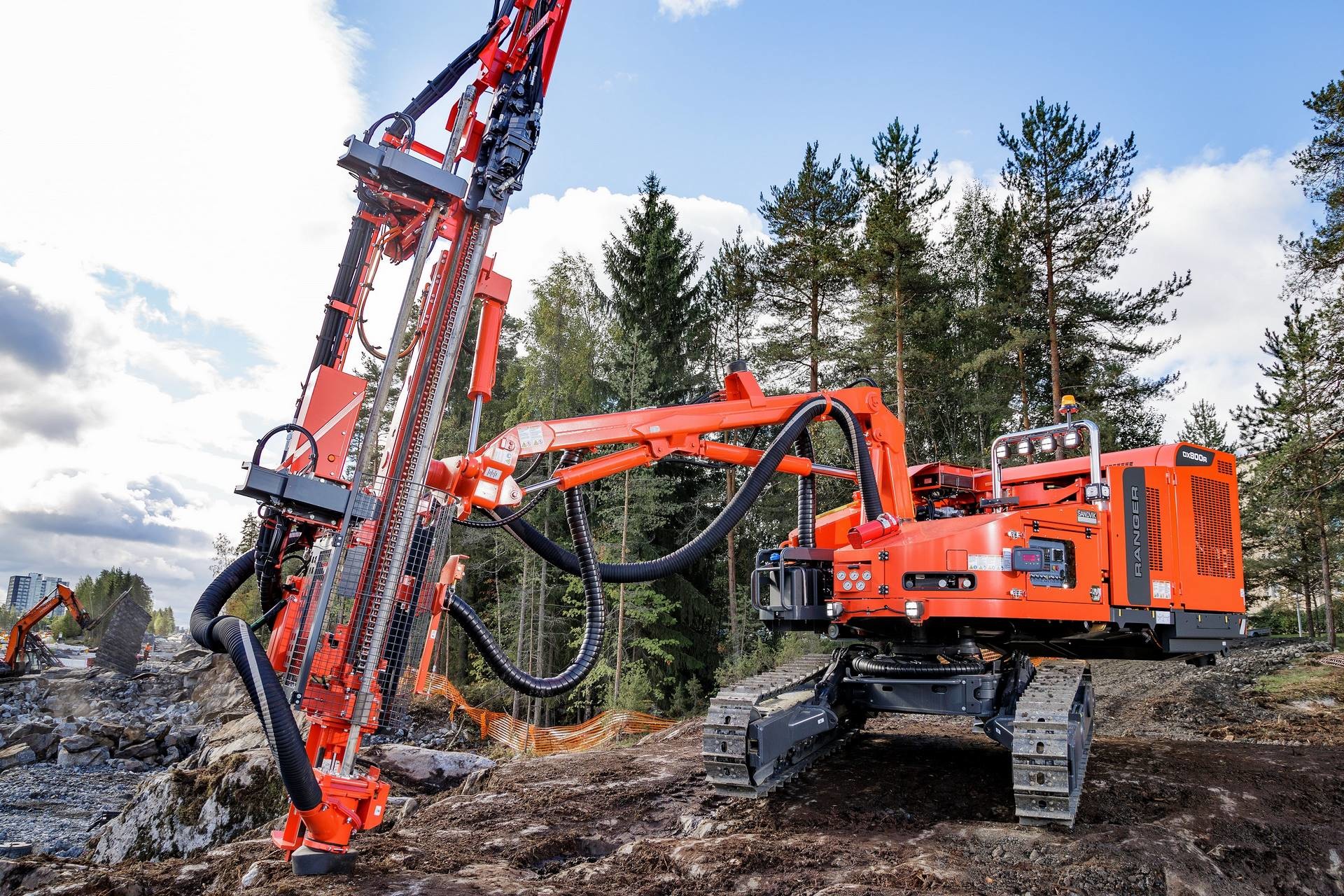 Буровые станки для бурения. Sandvik dx800. Буровой станок Sandvik. Буровой станок рейнджер 800. Бурстанок Sandvik DX 800.