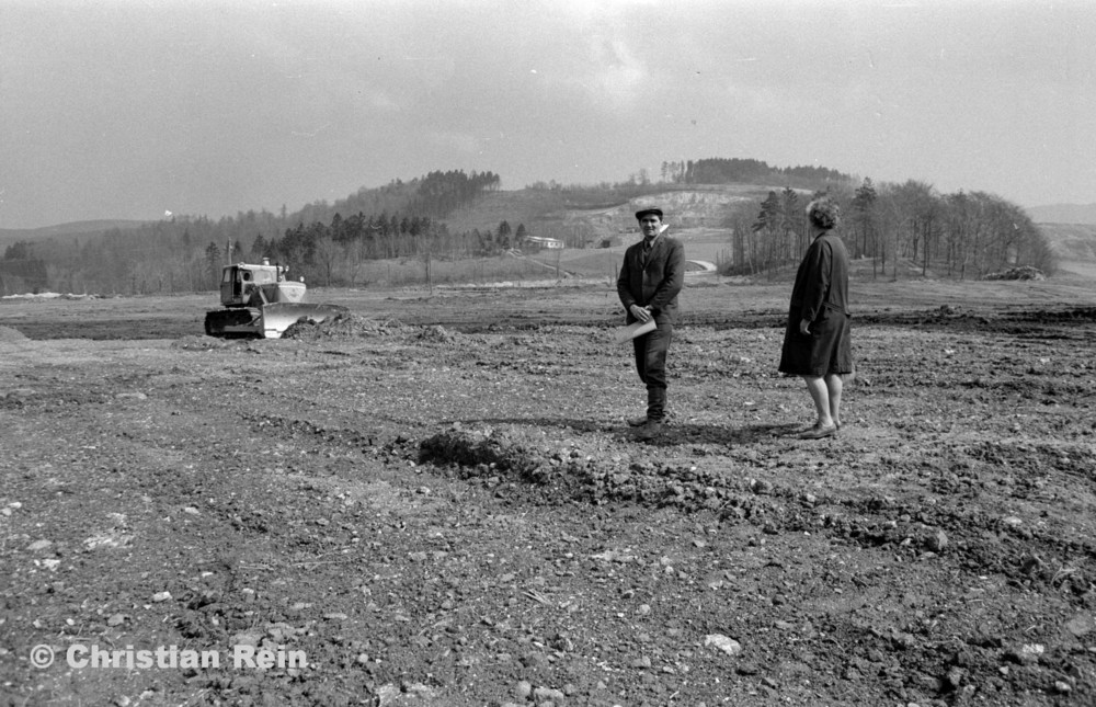 h-sw-054-11-Film1-Kettenraupe T 100 (Abraumhalde Liebensteinerstraße Kochenfeld) April 1972-11.jpg