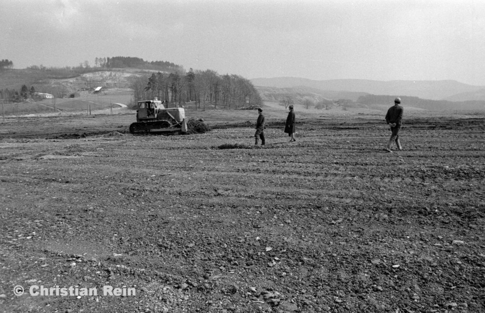 h-sw-054-11-Film1-Kettenraupe T 100 (Abraumhalde Liebensteinerstraße Kochenfeld) April 1972-13.jpg