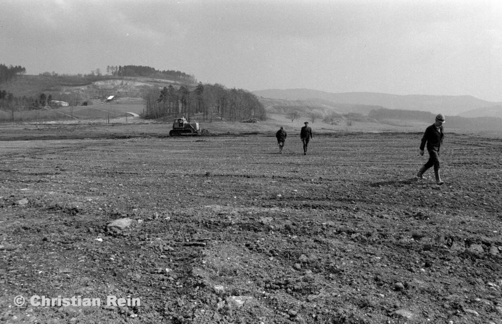 h-sw-054-11-Film1-Kettenraupe T 100 (Abraumhalde Liebensteinerstraße Kochenfeld) April 1972-15.jpg