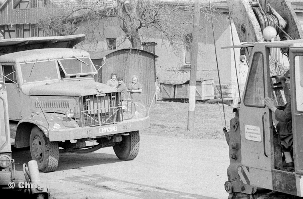 h-sw-055-33-Film1-Erdarbeiten mit Bagger UB60 und KrAZ 222 für Tankstelle am Bahnhof März 1973-25.jpg