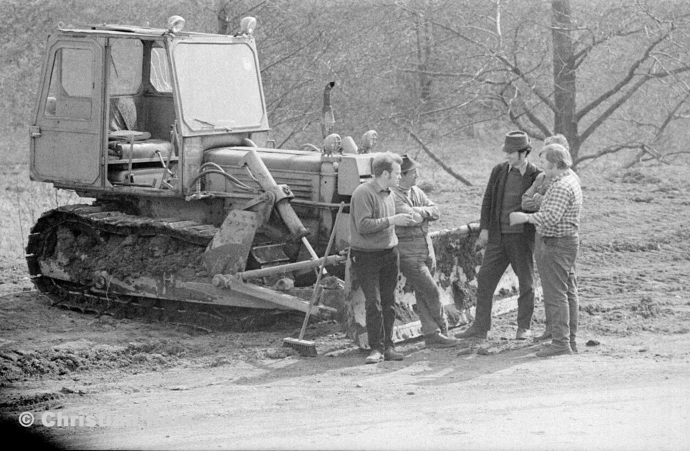 h-sw-055-33-Film1-Erdarbeiten mit Raupe FIAT AD7 für Tankstelle am Bahnhof März 1973-43.jpg