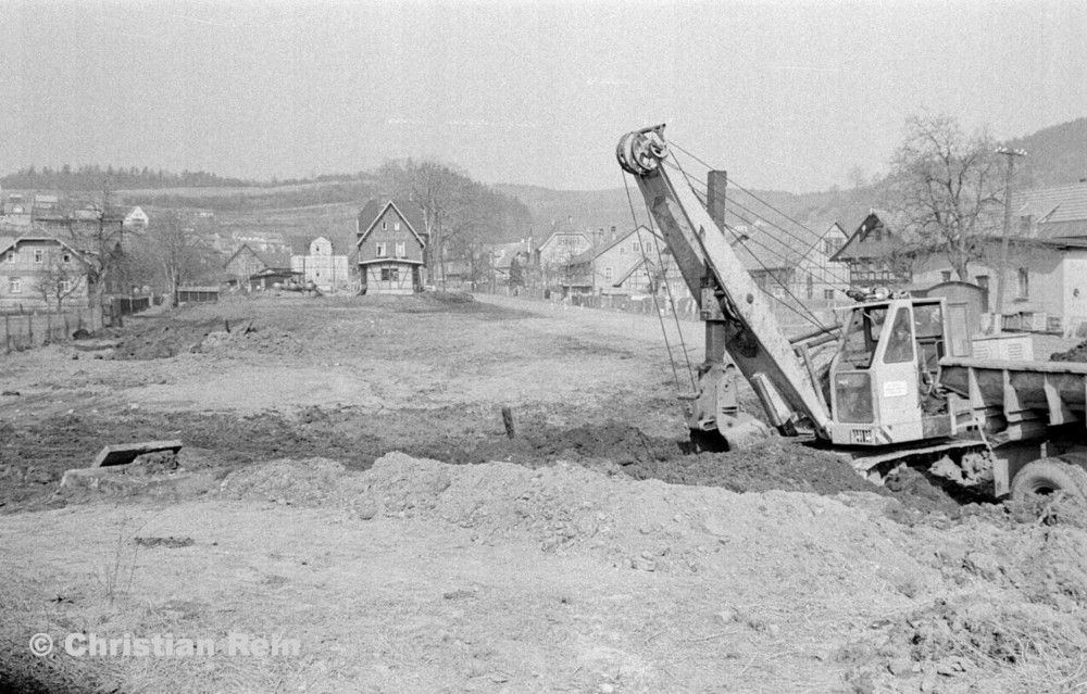 h-sw-055-33-Film1-Erdarbeiten mit Bagger UB60 und KrAZ 222 für Tankstelle am Bahnhof März 1973-31.jpg