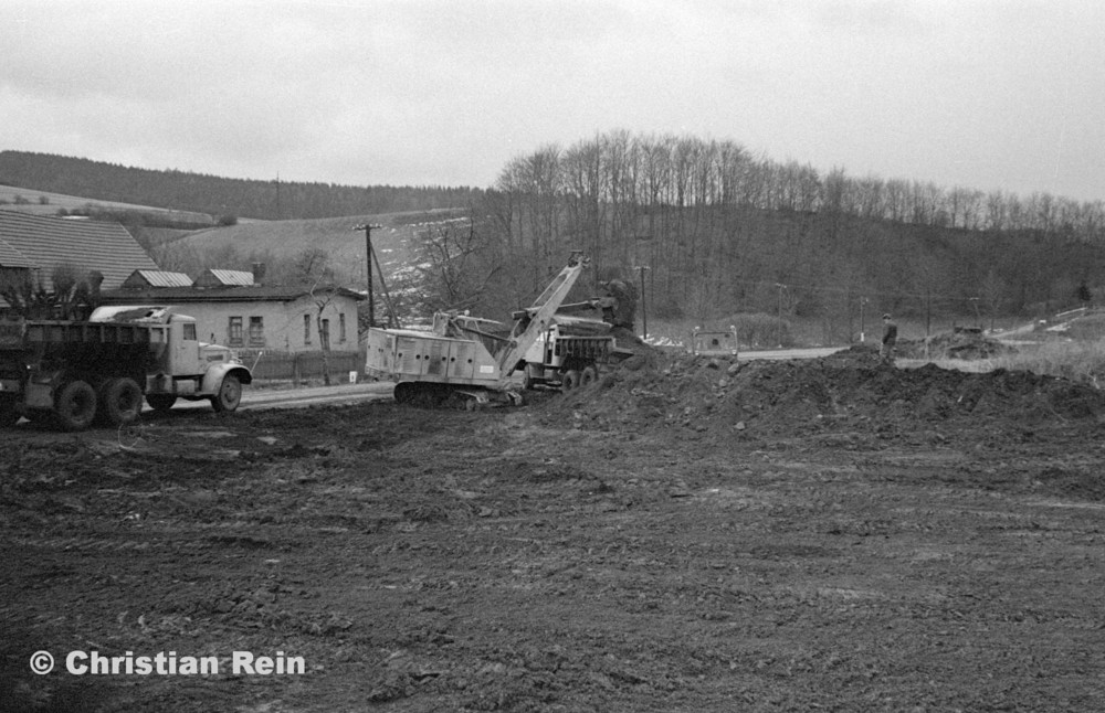 h-sw-055-33-Film1-Erdarbeiten mit Bagger UB60, Raupe FIAT AD7 und KrAZ 222 für Tankstelle am Bahnhof März 1973-21.jpg