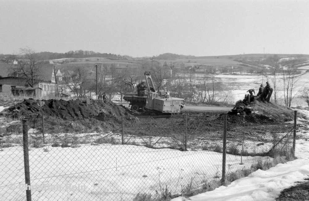 h-sw-055-30-Film1-Erdarbeiten mit Bagger UB60 und KrAZ 222 für Tankstelle am Bahnhof Samstag 10.03.73-13.jpg