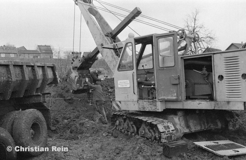 h-sw-055-33-Film1-Erdarbeiten mit Bagger UB60 und KrAZ 222 für Tankstelle am Bahnhof März 1973-17.jpg