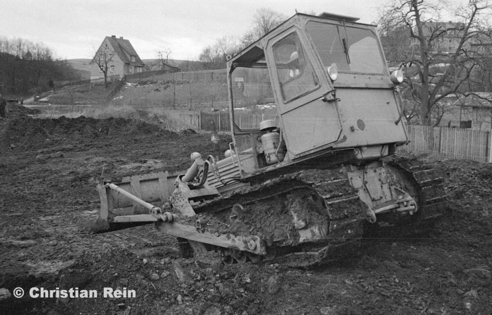 h-sw-055-33-Film1-Erdarbeiten mit Raupe FIAT AD7 für Tankstelle am Bahnhof März 1973-03.jpg