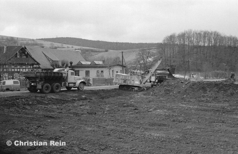 h-sw-055-33-Film1-Erdarbeiten mit Bagger UB60, Raupe FIAT AD7 und KrAZ 222 für Tankstelle am Bahnhof März 1973-19.jpg