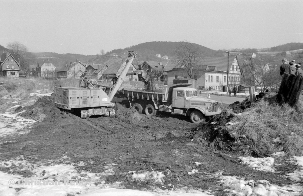 h-sw-055-30-Film1-Erdarbeiten mit Bagger UB60 und KrAZ 222 für Tankstelle am Bahnhof Samstag 10.03.73-11.jpg