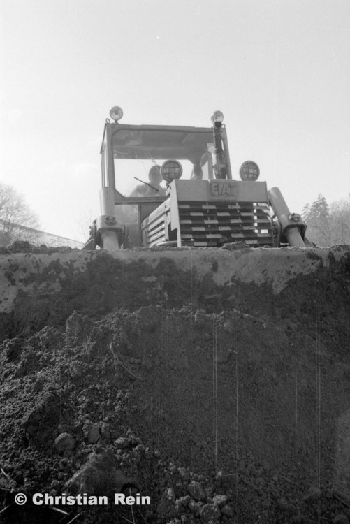 h-sw-055-30-Film1-Erdarbeiten mit Raupe FIAT AD7  für Tankstelle am Bahnhof Samstag 10.03.73-09.jpg