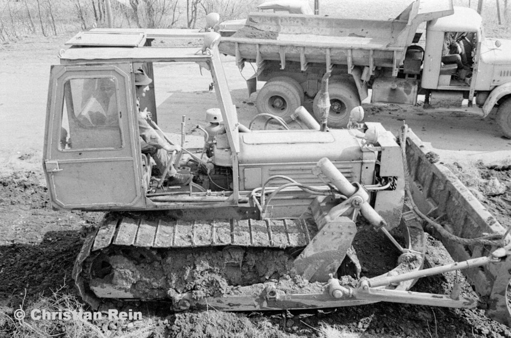 h-sw-055-33-Film1-Erdarbeiten mit Raupe FIAT AD7 und KrAZ 222 für Tankstelle am Bahnhof März 1973-47.jpg