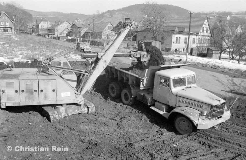 h-sw-055-30-Film1-Erdarbeiten mit Bagger UB60 und KrAZ 222 für Tankstelle am Bahnhof Samstag 10.03.73-05.jpg