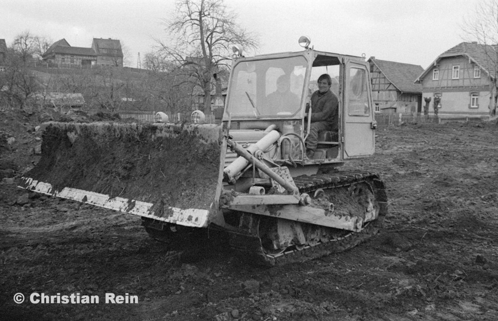 h-sw-055-33-Film1-Erdarbeiten mit Raupe FIAT AD7 für Tankstelle am Bahnhof März 1973-15.jpg