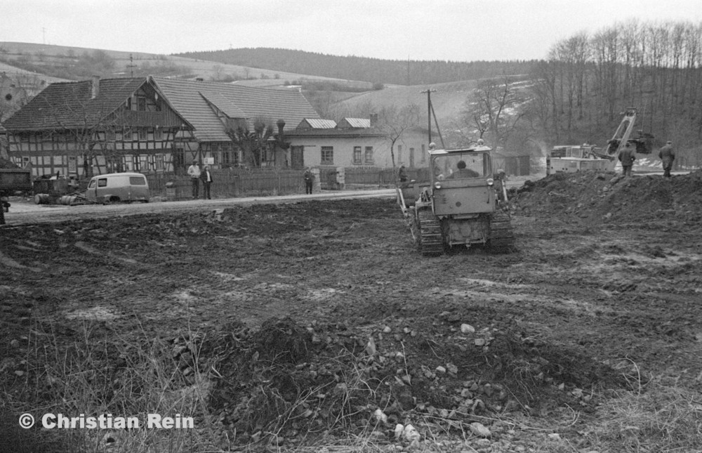 h-sw-055-33-Film1-Erdarbeiten mit Bagger UB60, Raupe FIAT AD7 und KrAZ 222 für Tankstelle am Bahnhof März 1973-05.jpg