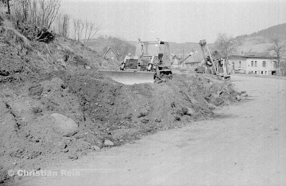 h-sw-055-33-Film1-Erdarbeiten mit Bagger UB60 und Raupe FIAT AD7 für Tankstelle am Bahnhof März 1973-49.jpg