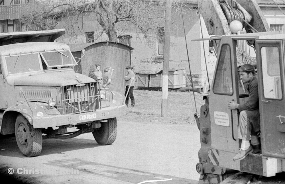 h-sw-055-33-Film1-Erdarbeiten mit Bagger UB60 und KrAZ 222 für Tankstelle am Bahnhof März 1973-23.jpg