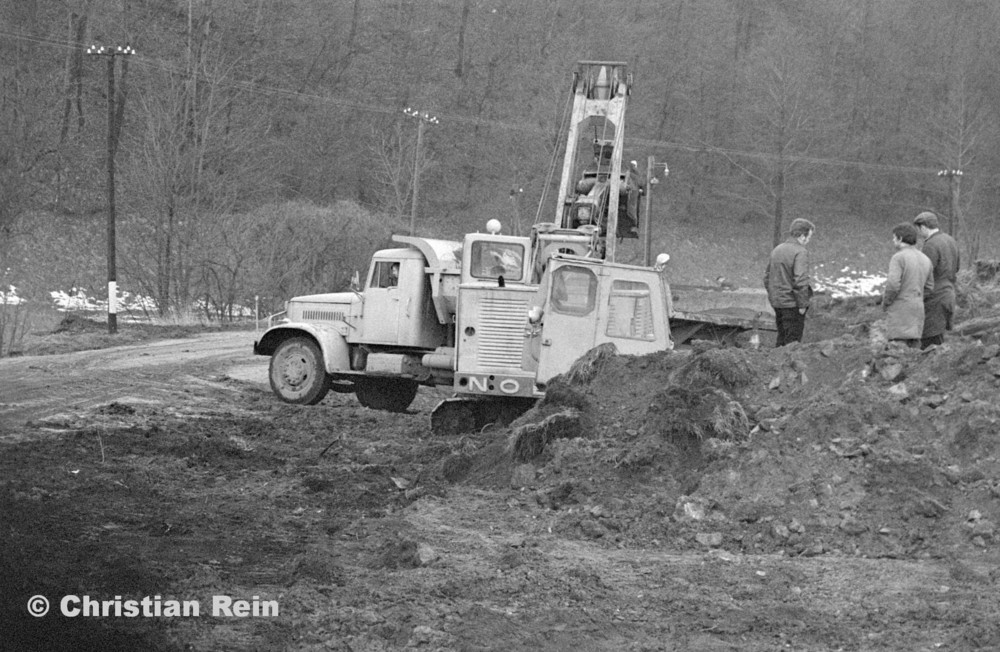 h-sw-055-33-Film1-Erdarbeiten mit Bagger UB60, Raupe FIAT AD7 und KrAZ 222 für Tankstelle am Bahnhof März 1973-11.jpg