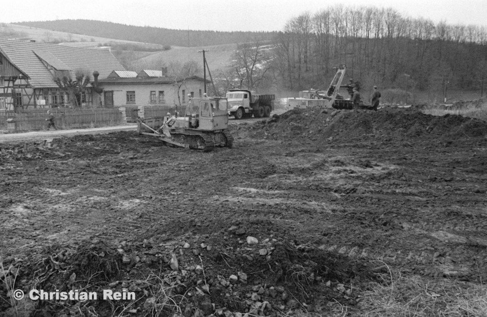 h-sw-055-33-Film1-Erdarbeiten mit Bagger UB60, Raupe FIAT AD7 und KrAZ 222 für Tankstelle am Bahnhof März 1973-07.jpg