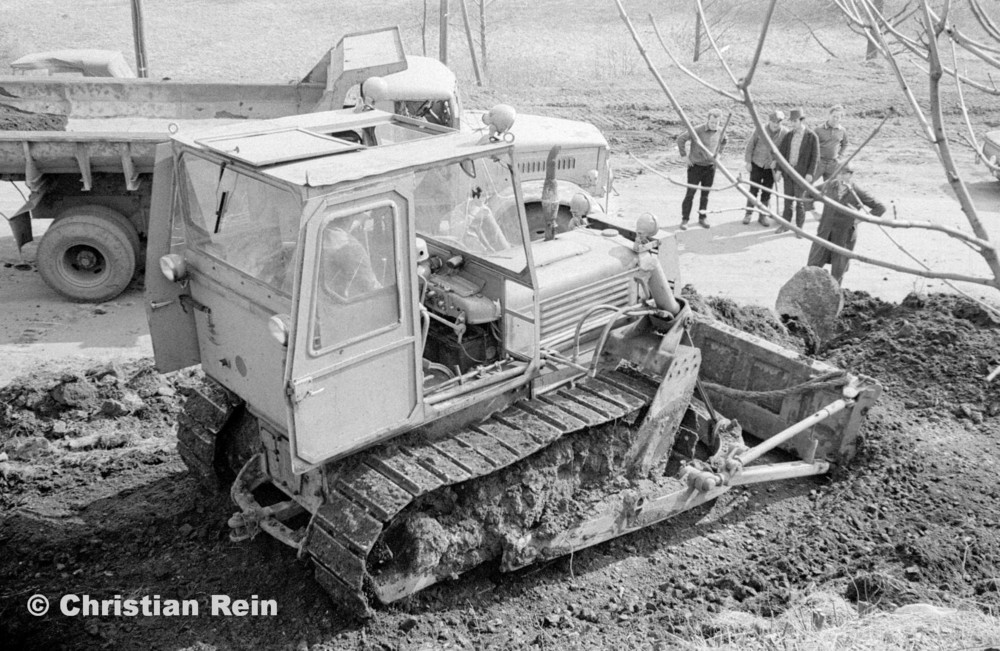 h-sw-055-33-Film1-Erdarbeiten mit Raupe FIAT AD7 und KrAZ 222 für Tankstelle am Bahnhof März 1973-45.jpg