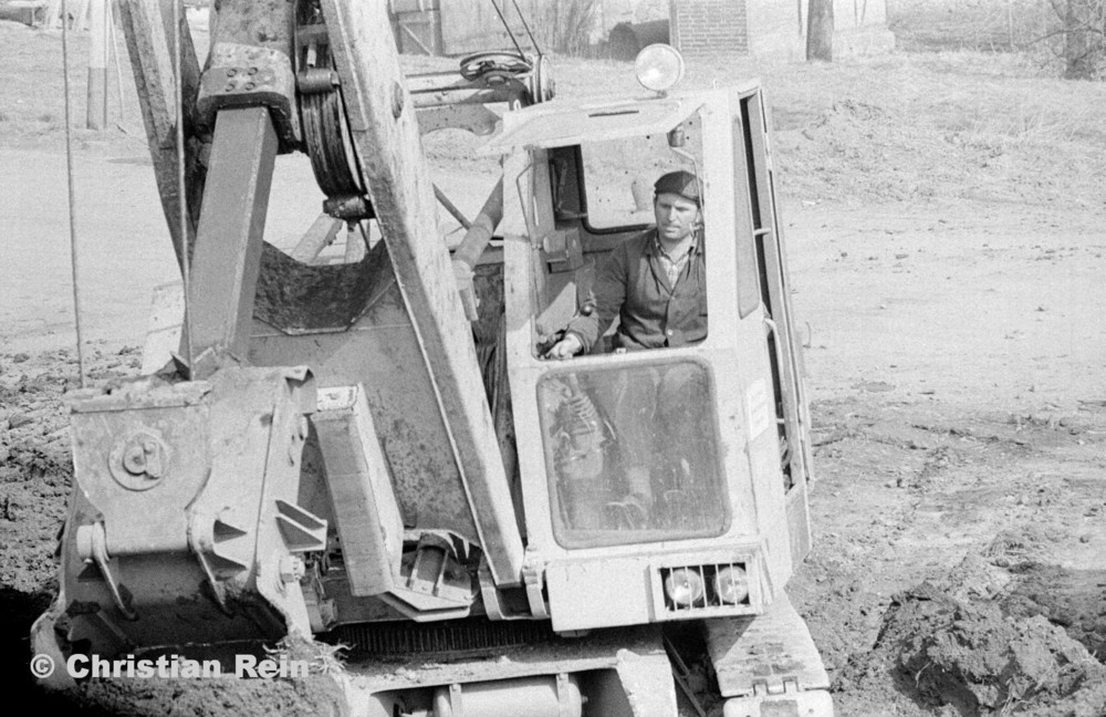 h-sw-055-33-Film1-Erdarbeiten mit Bagger UB60 für Tankstelle am Bahnhof März 1973-39.jpg