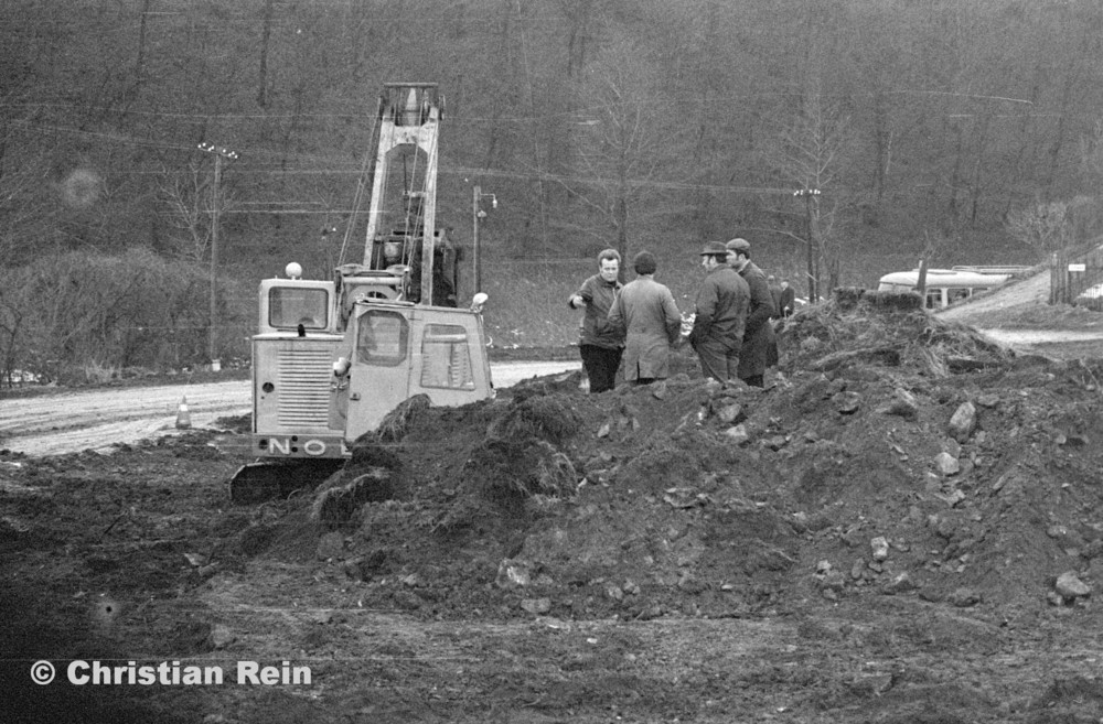 h-sw-055-33-Film1-Erdarbeiten mit Bagger UB60 und Raupe FIAT AD7 für Tankstelle am Bahnhof März 1973-09.jpg