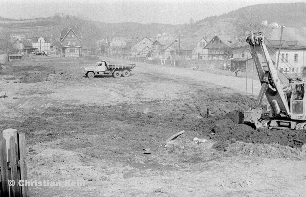 h-sw-055-33-Film1-Erdarbeiten mit Bagger UB60 und KrAZ 222 für Tankstelle am Bahnhof März 1973-33.jpg