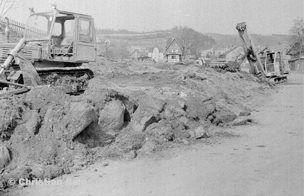 h-sw-055-33-Film1-Erdarbeiten mit Bagger UB60, Raupe FIAT AD7 und KrAZ 222 für Tankstelle am Bahnhof März 1973-51.jpg