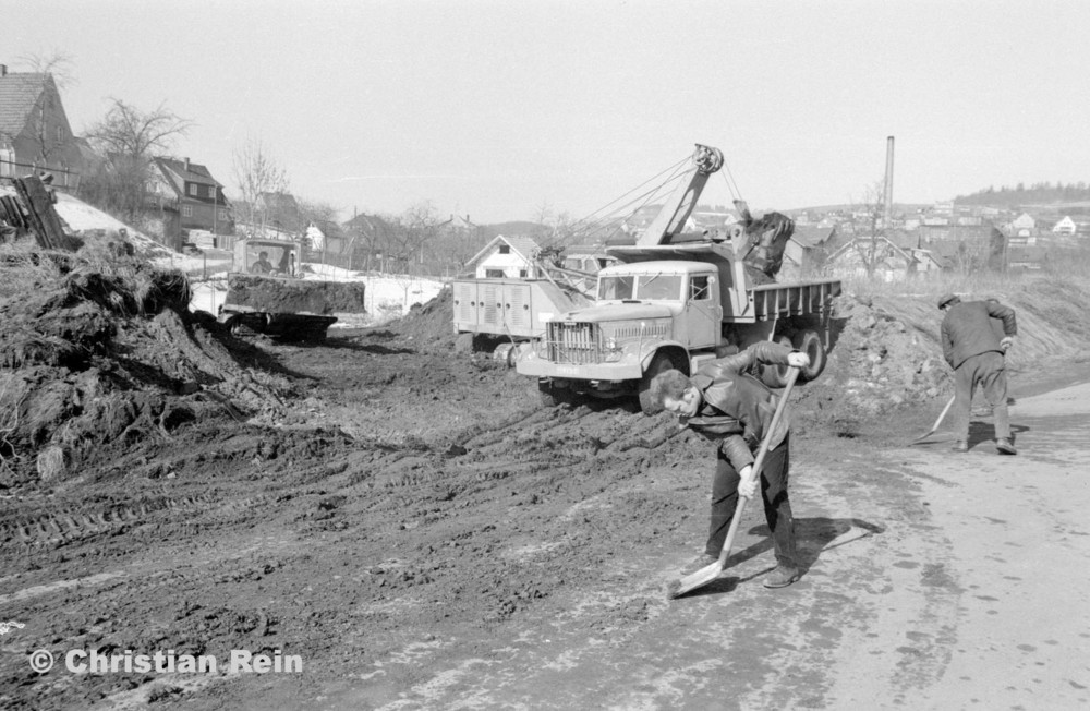 h-sw-055-30-Film1-Erdarbeiten mit Bagger UB60, Raupe FIAT AD7 und KrAZ 222 für Tankstelle am Bahnhof Samstag 10.03.73-07.jpg