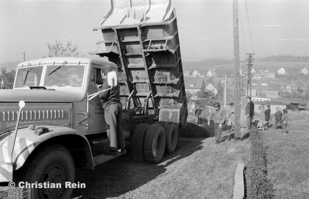 h-sw-056-13-Film3-KrAZ 222 (Straßenbau-Teer am Kirchberg) Samstag 27.10.73-57.jpg