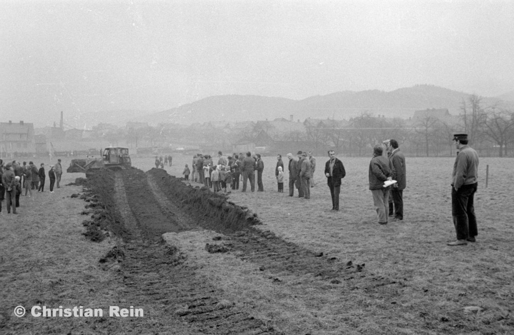 h-sw-056-20-Film1-Planierraupe T100 in Floh beim Spatenstich Sportplatz Samstag 26.01.74-69.jpg