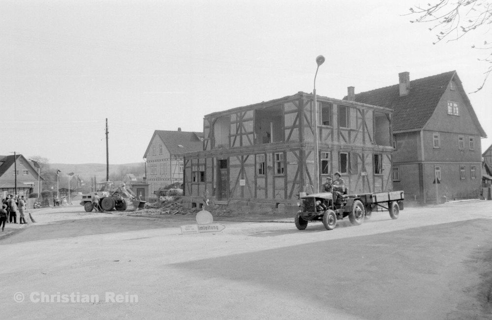 h-sw-055-37-Film2-KrAZ 222 und Lader HON 053 beim Abriss des Hauses Bahnhofstraße 2 Ende April 1973-23.jpg