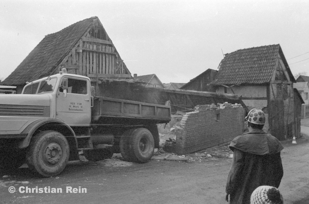 h-sw-056-19-Film3-H6 bei Abbruch eines Hauses in Eisensteinstraße Samstag 12.01.74-20.jpg