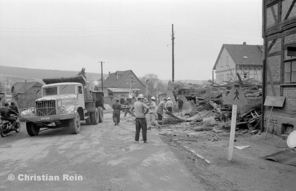 h-sw-055-37-Film2-KrAZ 222 und Lader HON 053 beim Abriss des Hauses Bahnhofstraße 2 Ende April 1973-03.jpg