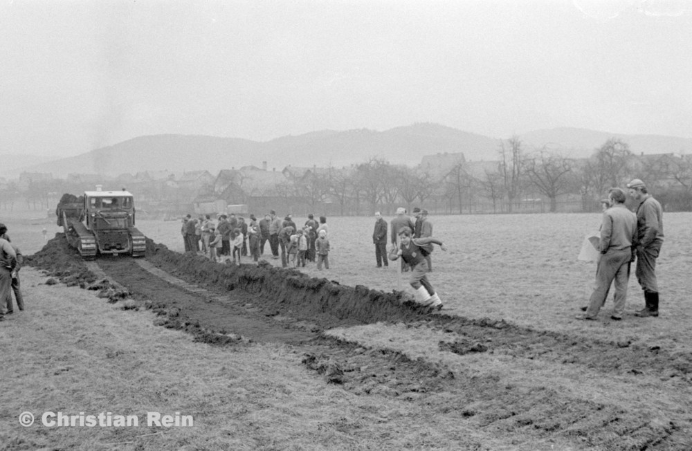 h-sw-056-20-Film1-Planierraupe T100 in Floh beim Spatenstich Sportplatz Samstag 26.01.74-65.jpg