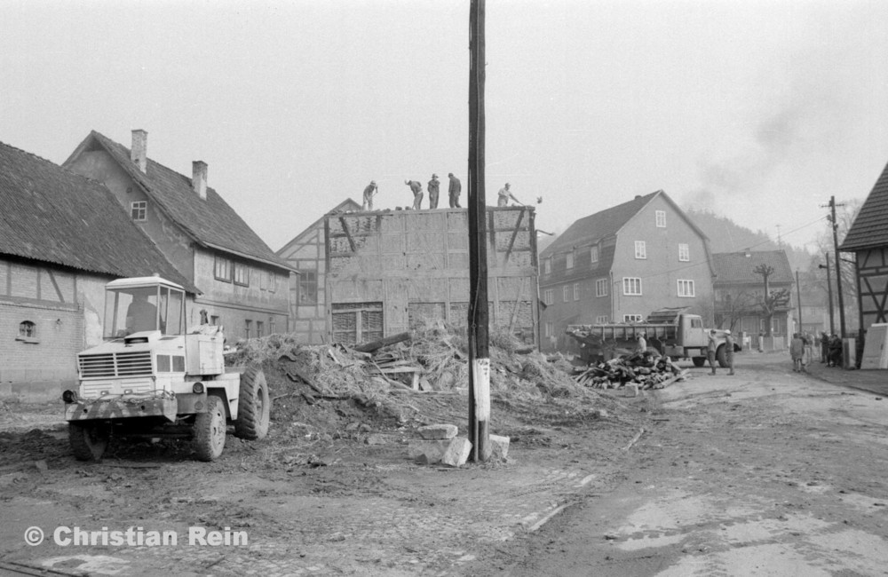 h-sw-055-37-Film2-KrAZ 222 und Lader HON 053 beim Abriss des Hauses Bahnhofstraße 2 Ende April 1973-19.jpg