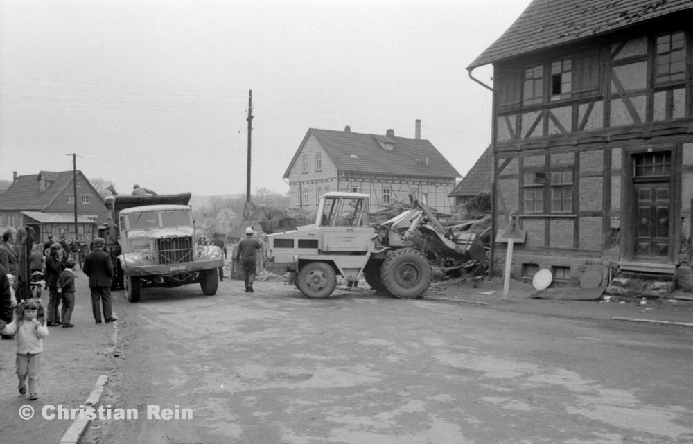 h-sw-055-37-Film2-KrAZ 222 und Lader HON 053 beim Abriss des Hauses Bahnhofstraße 2 Ende April 1973-01.jpg