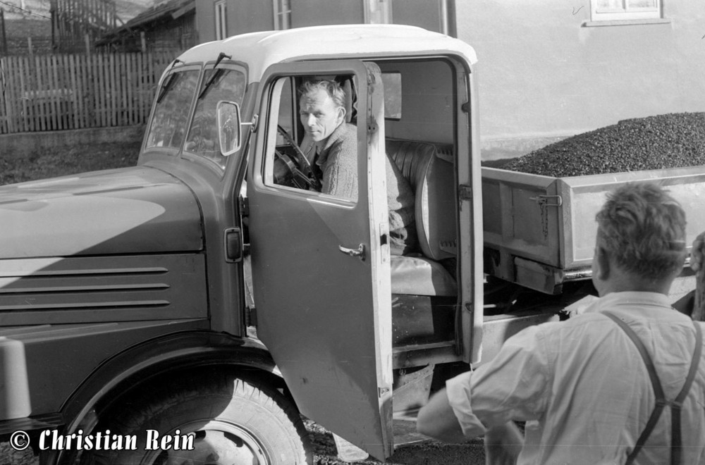 h-sw-044-13-Film1-LKW S-4000 bei Erneuerung der Invalidenstraße mit Teersplitt November 1968-51.jpg