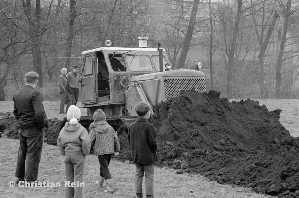 h-sw-056-20-Film1-Planierraupe T100 in Floh beim Spatenstich Sportplatz Samstag 26.01.74-59.jpg