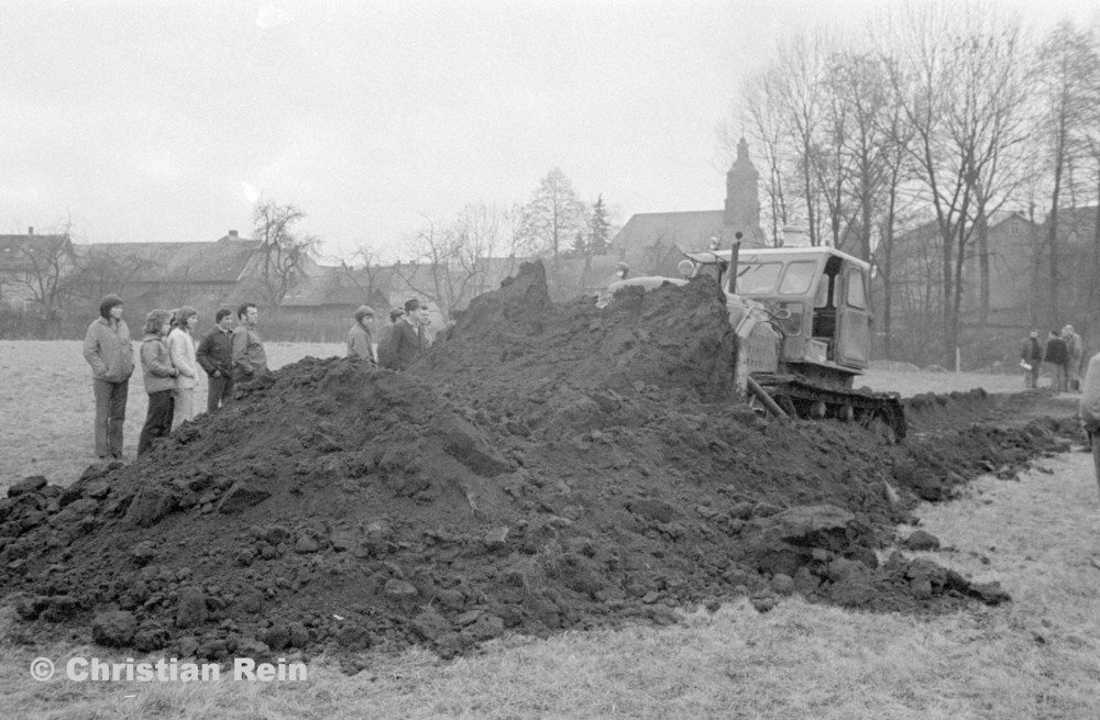 h-sw-056-20-Film1-Planierraupe T100 in Floh beim Spatenstich Sportplatz Samstag 26.01.74-63.jpg