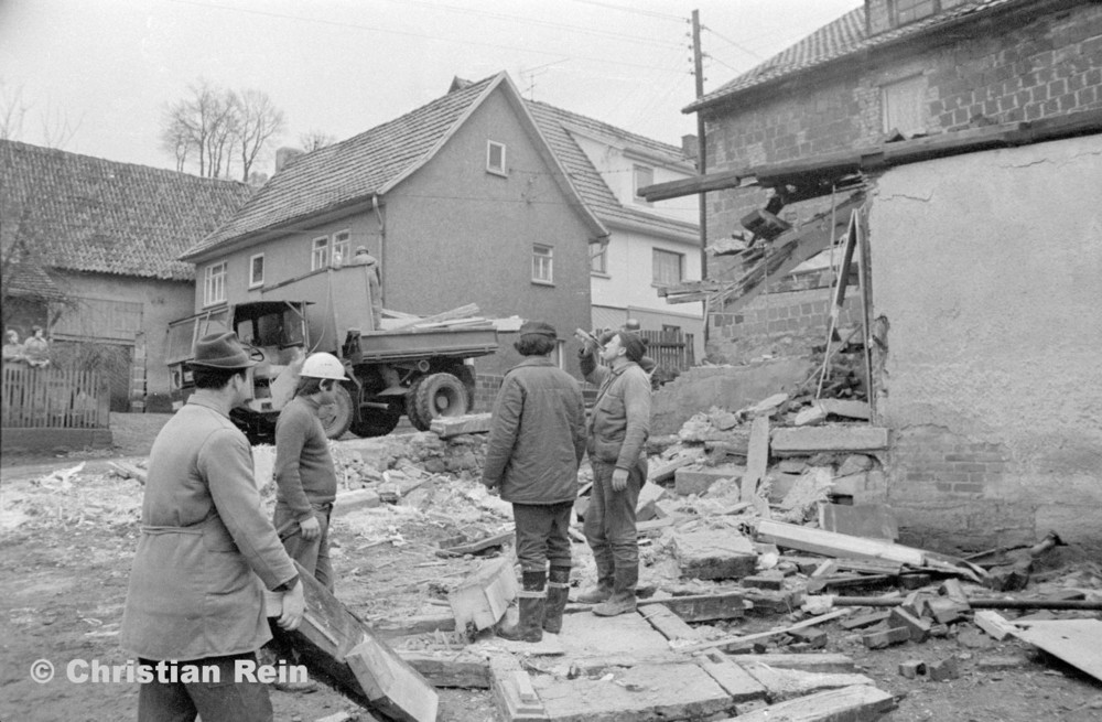 h-sw-056-19-Film3-GTF307 bei Abbruch eines Hauses in Eisensteinstraße Samstag 12.01.74-30.jpg